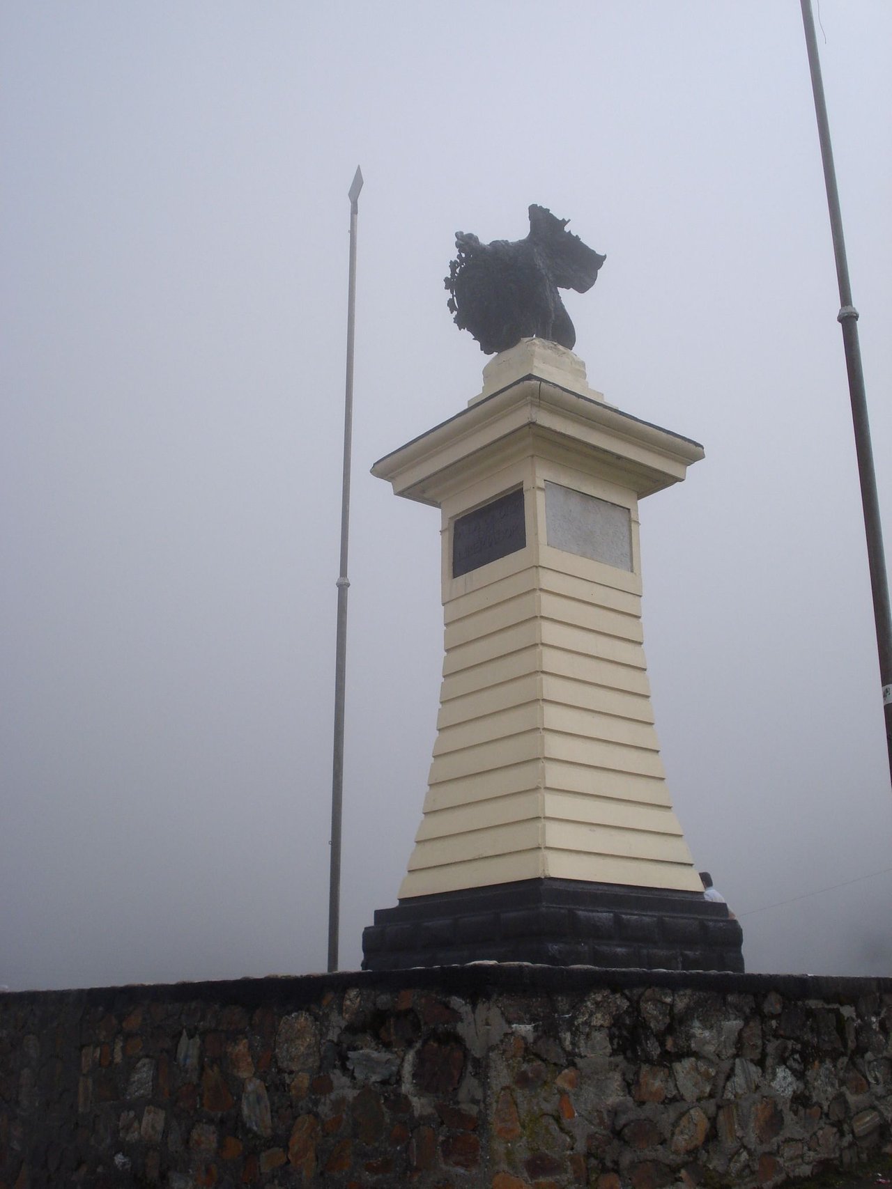 El Águila Peak, the highest road point in Venezuela / Pico El Águila, el  punto de carretera más alto de Venezuela | PeakD