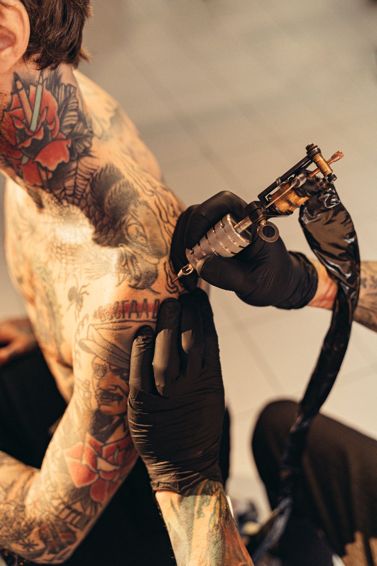 Los Guantes Protectores Principales Del Tatuaje Hacen Un Tatuaje En Tinta  Negra En La Mano Foto de archivo - Imagen de mano, cultura: 113668116