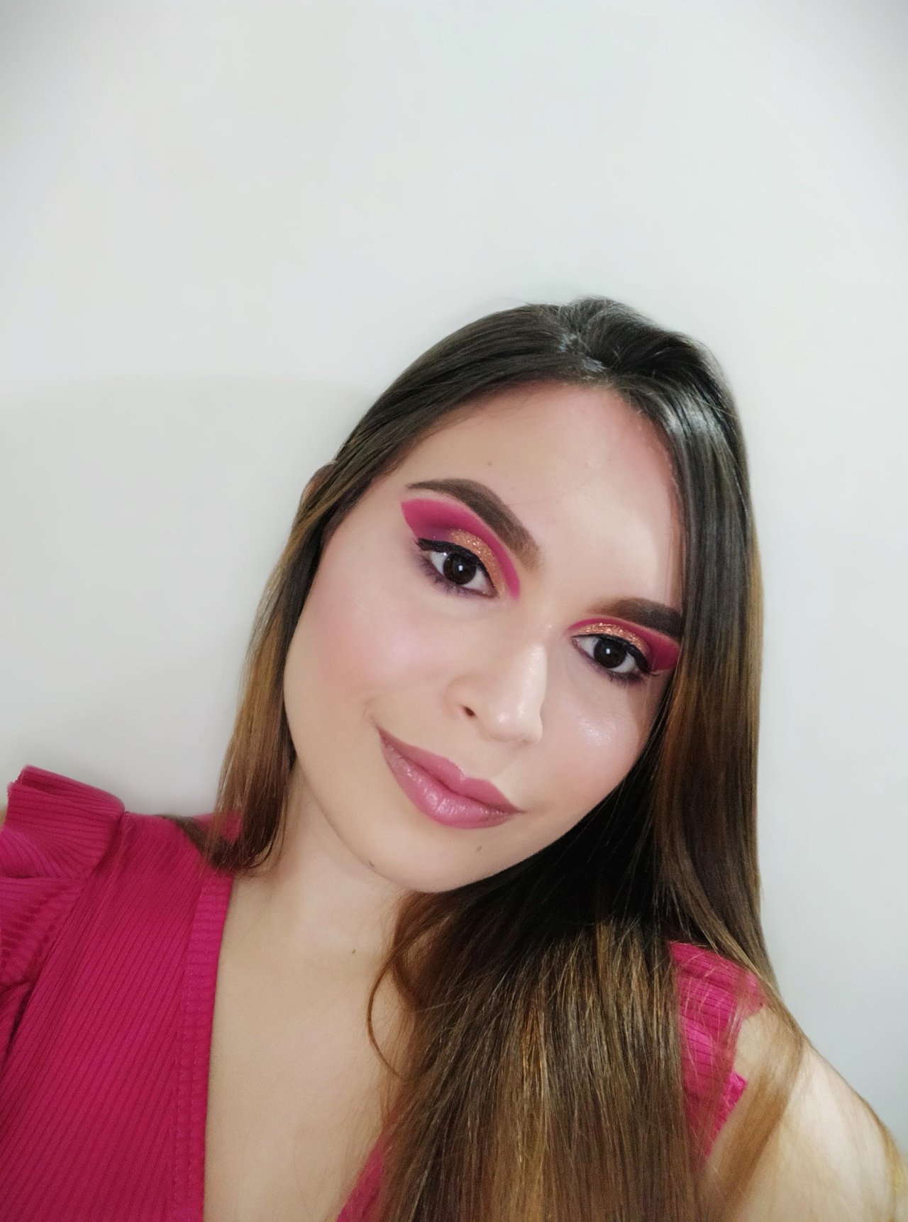 ESP-ING] Maquillaje sencillo pero llamativo en tonos fucsia y dorado✨ -  Simple but striking makeup in fuchsia and gold tones✨ by @vvarenas | PeakD