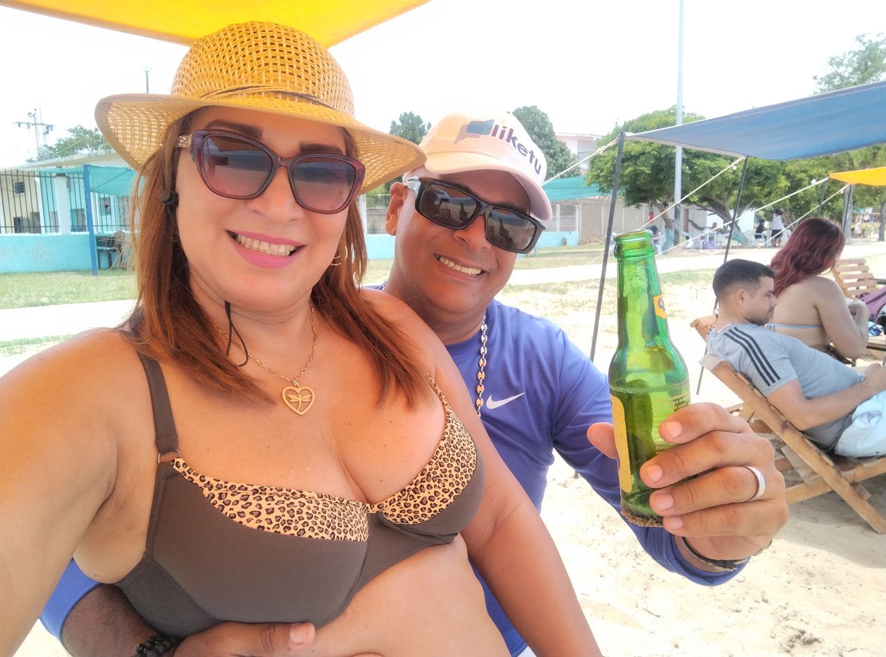 Moments in the beach With Friends 