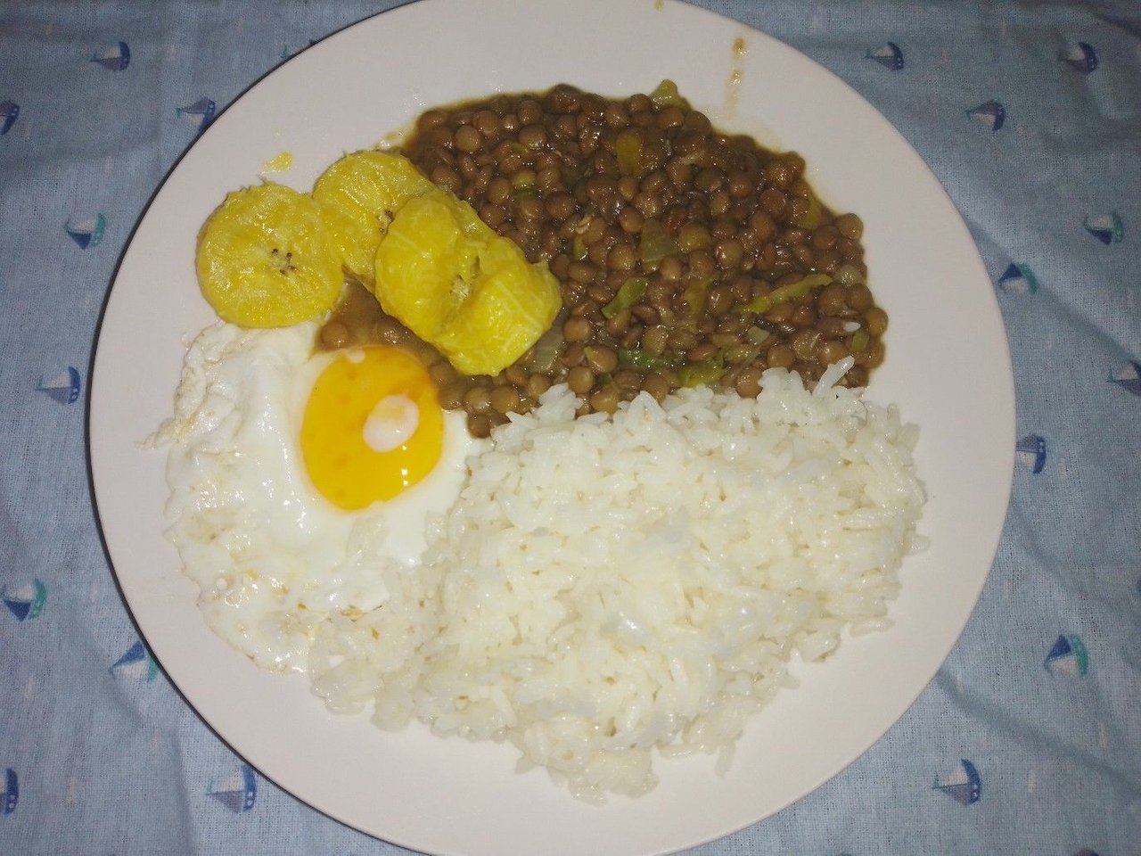 ESP - ENG] Mi delicioso y sencillo amuerzo de hoy: arroz, con lentejas  guisadas, huevo frito y plátano maduro sancochado! | PeakD