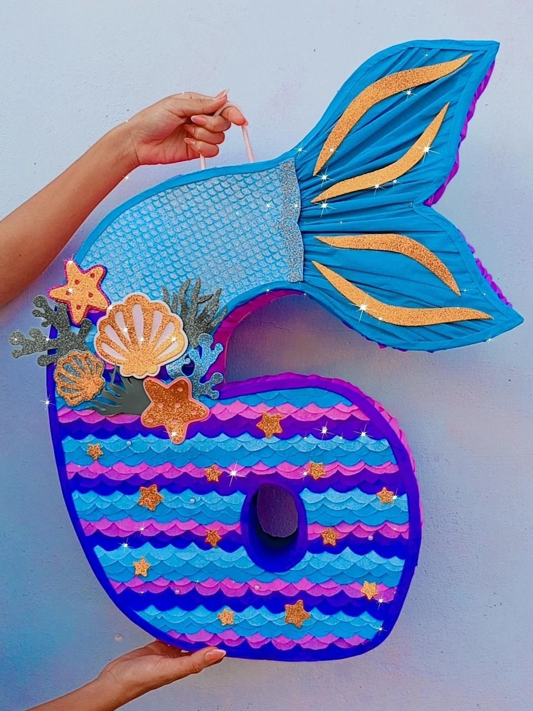 ESP-ING] 🧜‍♀️Hice una mega piñata de número 6 con motivo de cola de sirena.  🧜‍♀️, 🧜‍♀️I made a number 6 mega piñata with mermaid tail motif. 🧜‍♀️