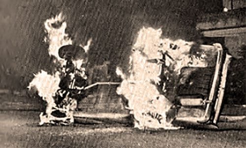 LvxlmP4w-car-overturned.jpg