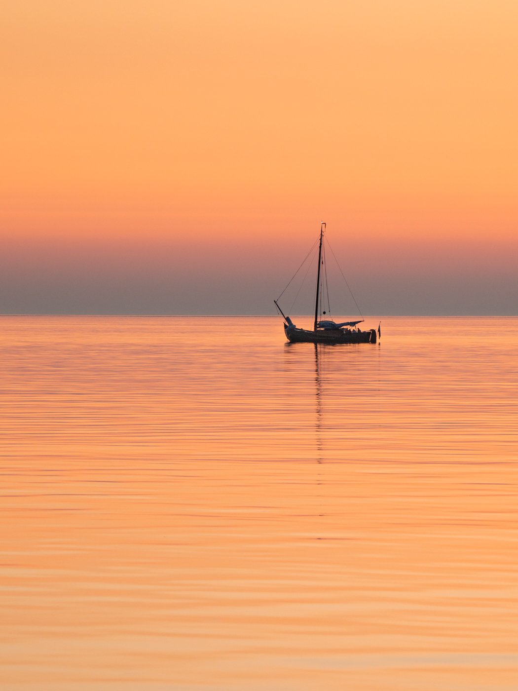 We let our ship run dry, next to our neighbors. The next morning, this ship was lying flat on the sea floor!