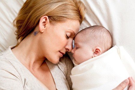 https://i.blogs.es/7cd0ea/mama-dormida-con-bebe/450_1000.jpg