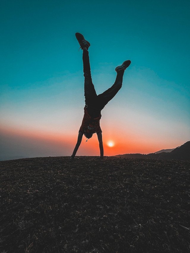 https://i.ibb.co/1B2RVmV/handstand-7458343-1280.jpg