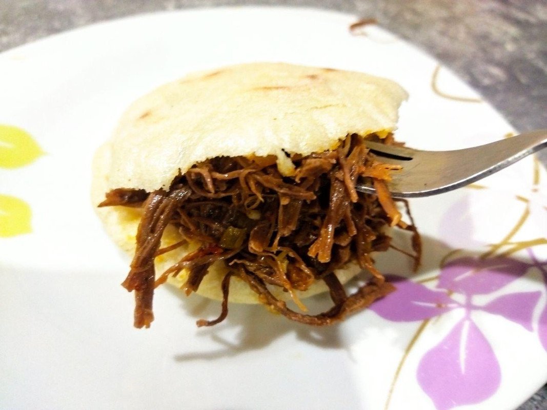 Budare - ¿A quién se le antoja? La Pelúa deliciosa Arepa rellena de carne  mechada (tipo ropa vieja) y queso amarillo. Te esperamos en Budare aquí en  Lote 23. #budarepr #budare #lote23 #