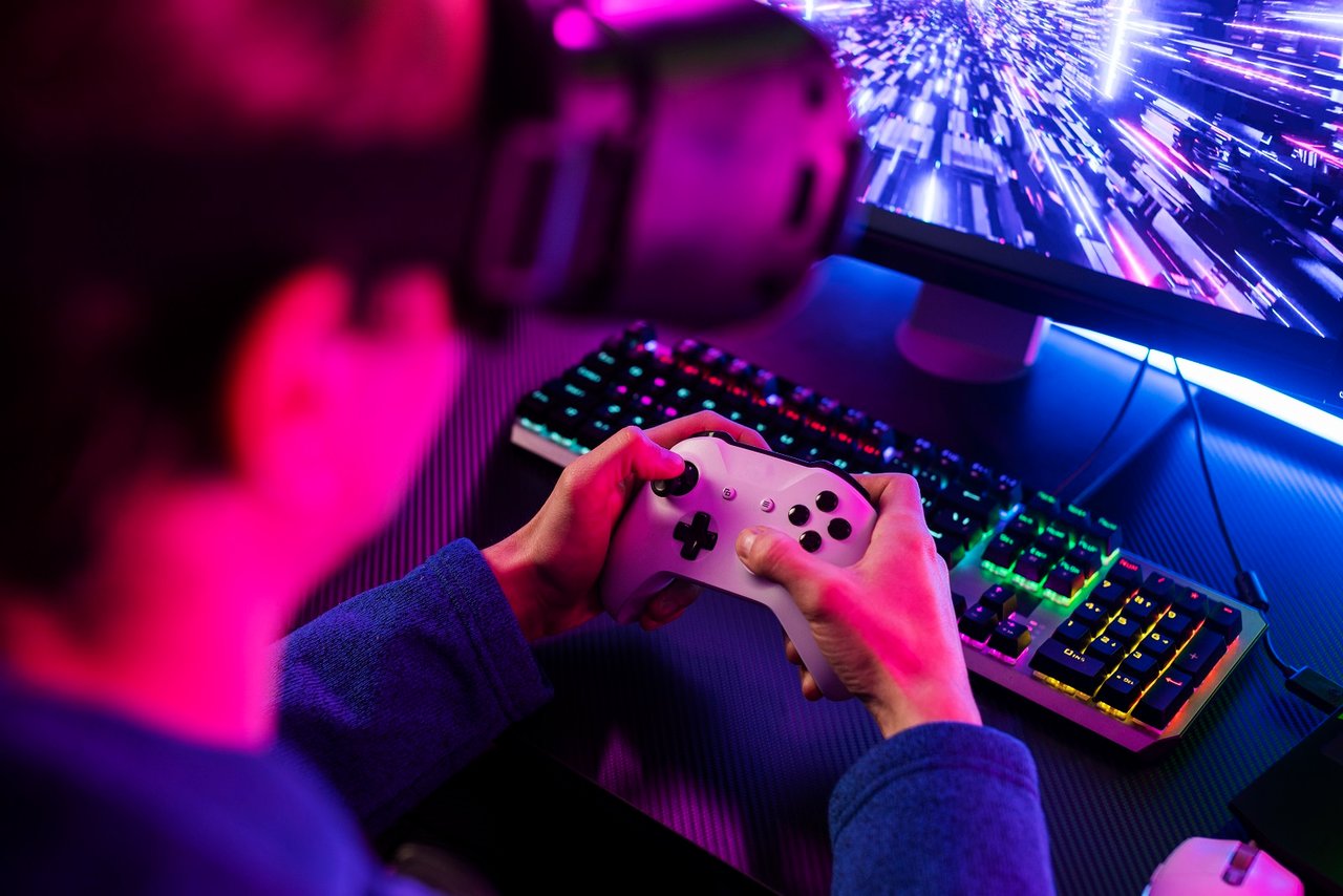 https://images.ecency.com/DQmPE51cd2ZL8p4sAWW4qkvXiMLWvnHzgMKkQHkwJHEhaG8/gamer_chair_with_multicolored_neon_lights.jpg