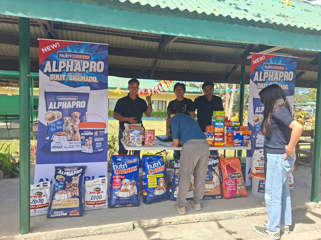 Thank you to Alpha Pro and Majesty Cats and to these very friendly distributors of the products. (Photo taken with permission because they took my photo too. haha)