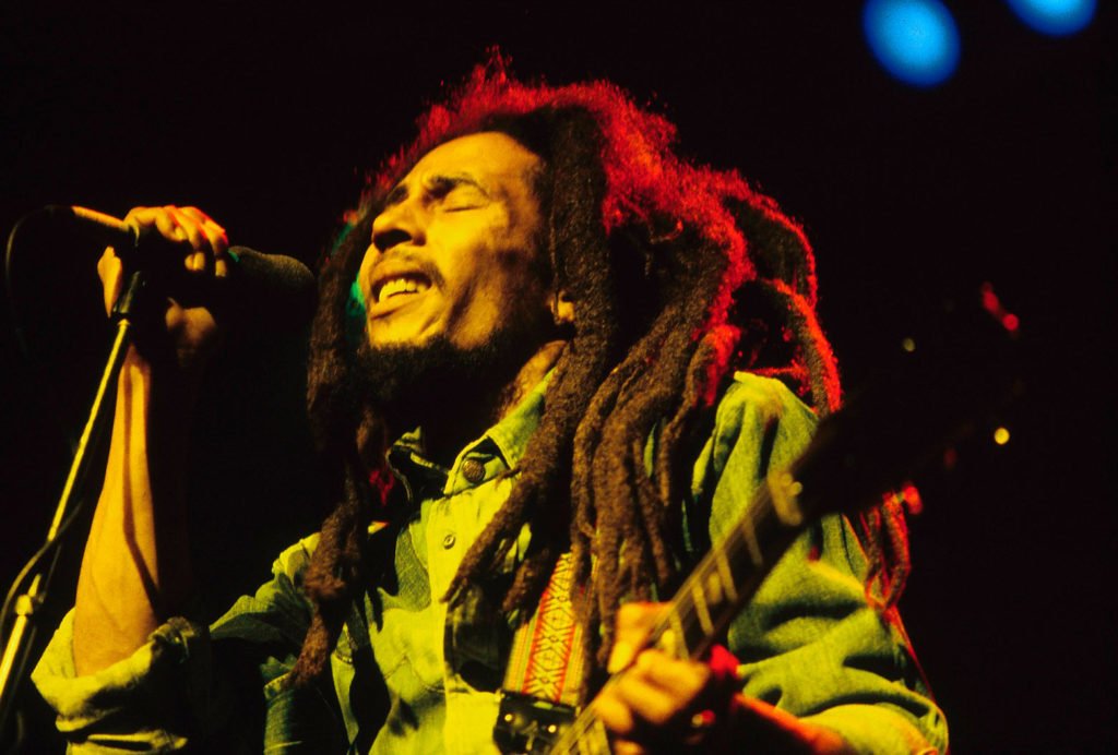 https://images.ecency.com/DQmPGLoxK3c1xHo8qGjp1qZnKWVEXqjYZP2HVpbU2Z3iKXD/bobmarleysinginggettyimages_1024x692.jpg