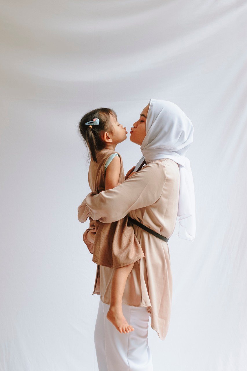 https://images.ecency.com/DQmPbAtdmRkeXrabUJ4WXNWiTB5yF5VY2PZuBsbx6MDNaD6/motherhood_6886536_1280.jpg