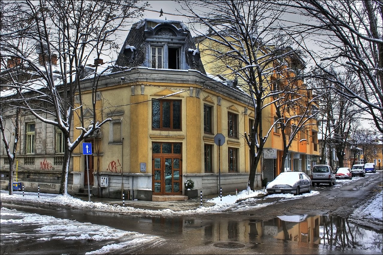 https://images.ecency.com/DQmSE8BH3N8pvzGK4qT7k5TUfoNuKL44gomryRDGYdgszp9/buildings_of_ruse_10_3339538856_o.jpg