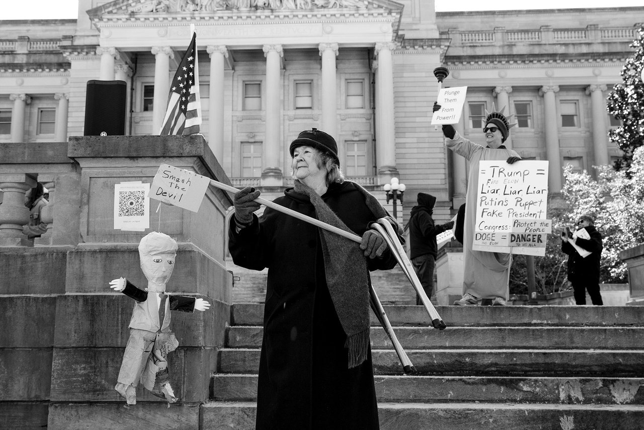 https://images.ecency.com/DQmUjhokeZAgLXtHMbm8MGu2qzfwUoF6AzukwFAgzCafmeX/smash_the_devil_frankfort_bw_copy.jpg