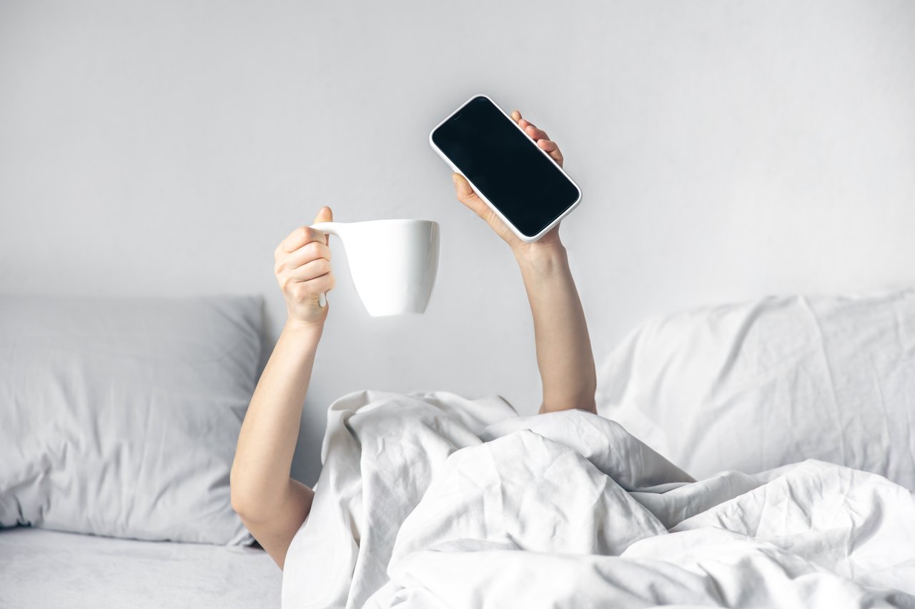 https://images.ecency.com/DQmWzpAqUkJumPF6Qtg3C32jankiktTZsffmcgYtPf6Zshc/woman_lies_bed_with_smartphone_cup_coffee_her_hands.jpg