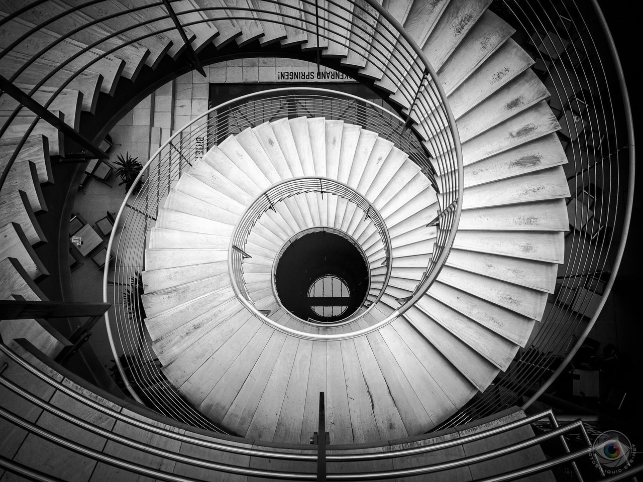 https://images.ecency.com/DQmY9htm2LaexcZmX8ns5soQoNq2AHip8UCqdXQBUm4PRsq/6610_spiral_staircase_screen1920liquideye_.jpg