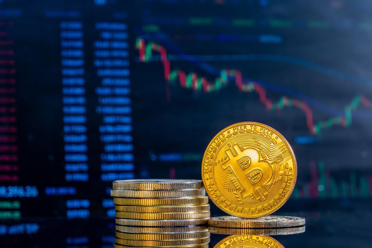 https://images.ecency.com/DQmZkTRG62xhV5ZYct8hbMAVu4uUz4pCvPShMfrnr2eq2eu/closeup_golden_bitcoins_dark_reflective_surface_histogram_decreasing_crypto_1268_19910_2_.jpg