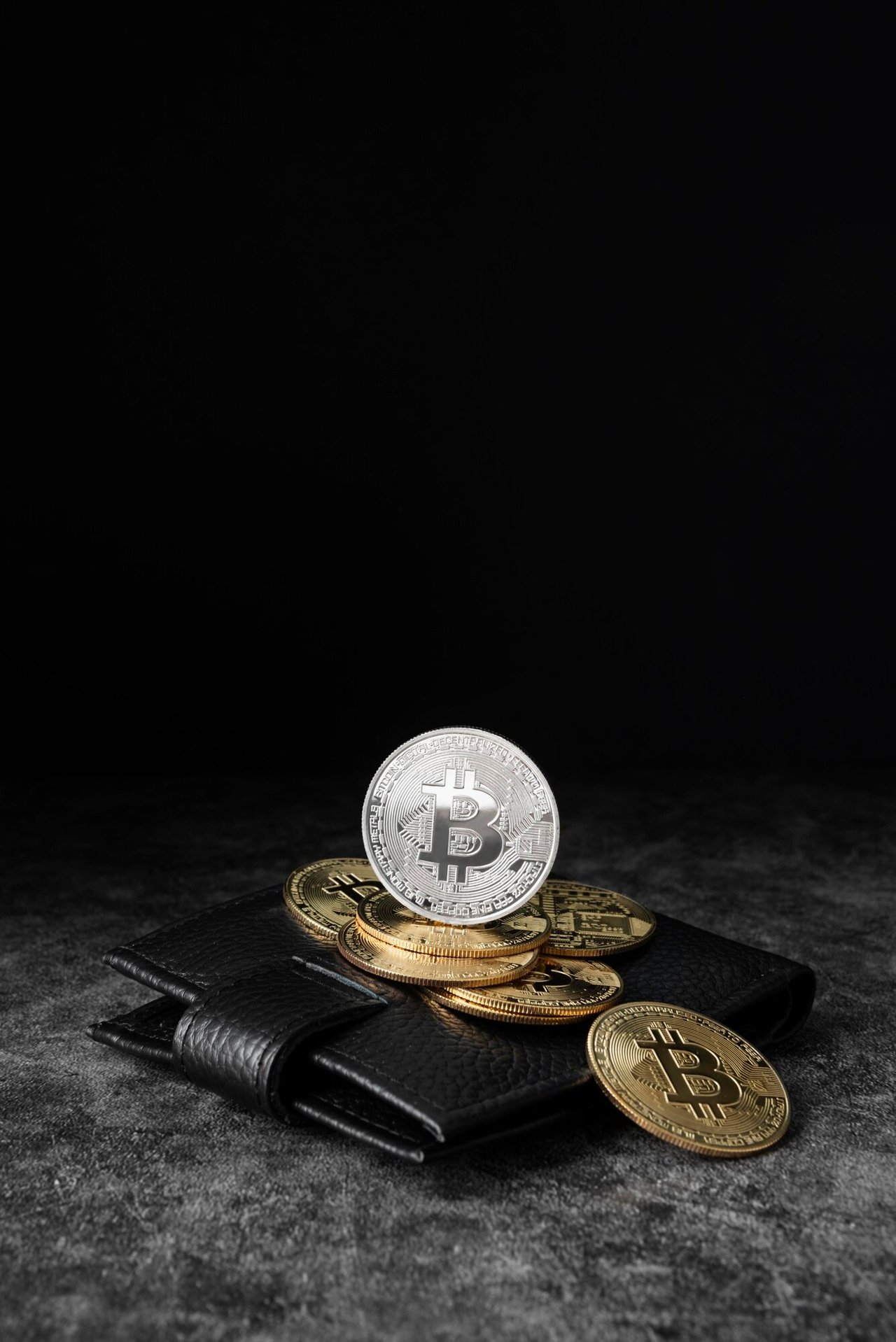 https://images.ecency.com/DQmZun73AW2PX5pbVkpqDSSUbm3rBrSNypZXaJnQb91BsvY/minimalistic_still_life_arrangement_with_cryptocurrency_23_2149102085.jpg