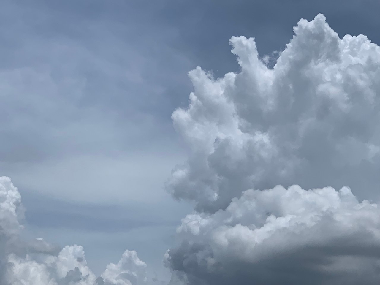 https://images.ecency.com/DQmeRp1ZZS1zNfqdoD6GFyCBPx5vNx7XUnoNDbfd9hureju/clouds8.jpg