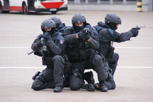 https://images.ecency.com/DQmf5WEHRDJd73ZJLYukmu6eq6L3tmbLGvQdQDRCgEGLMJa/free_photo_of_police_swat_team_during_an_exercise.jpeg