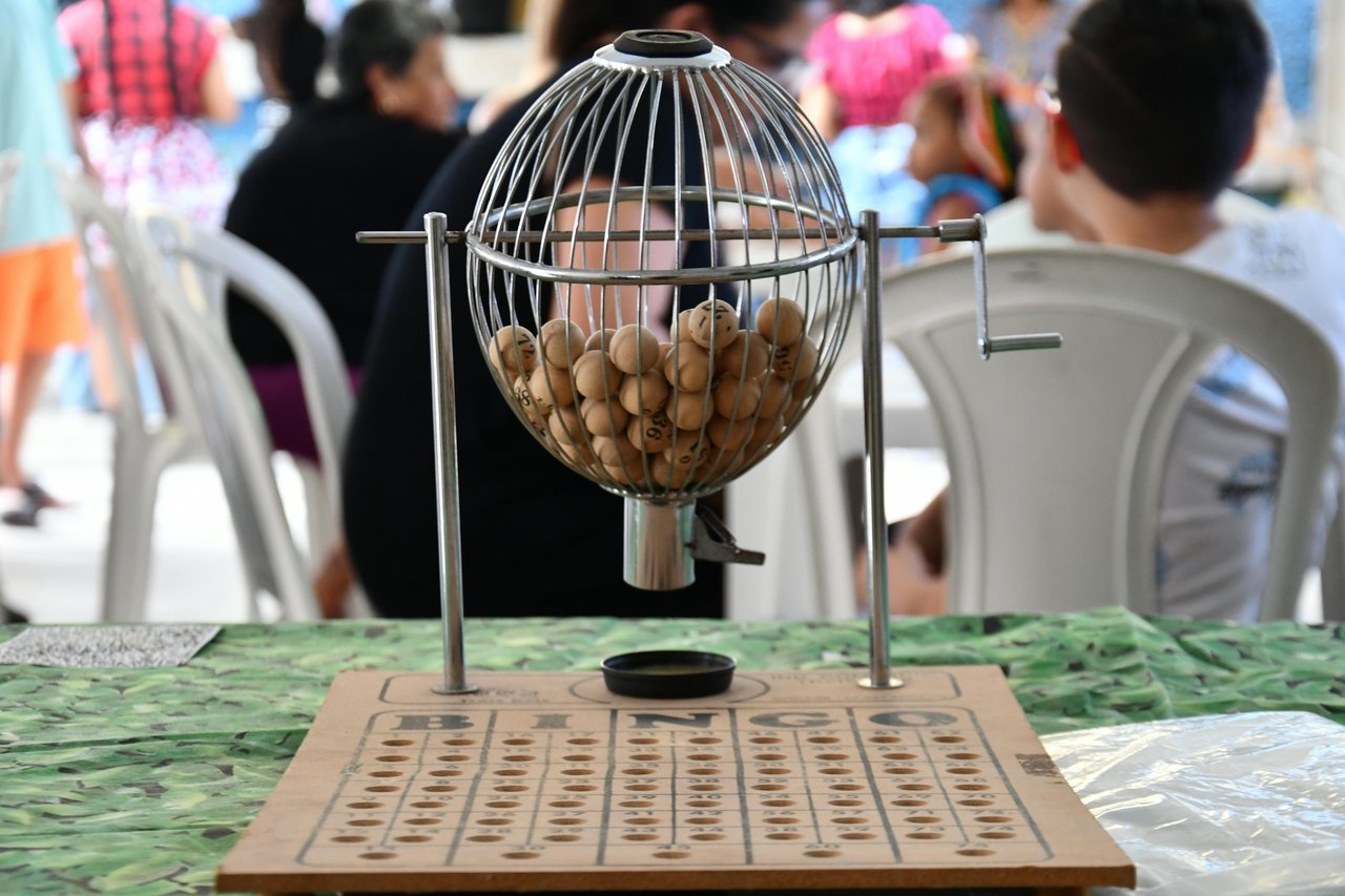 https://images.pexels.com/photos/27582861/pexels-photo-27582861/free-photo-of-amigos-festa-comemoracao-sorte.jpeg