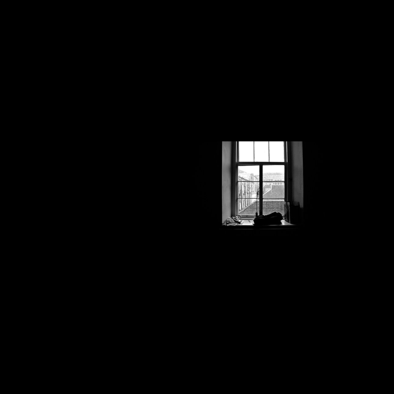 ventana de panel de vidrio cerrada dentro de una habitación oscura