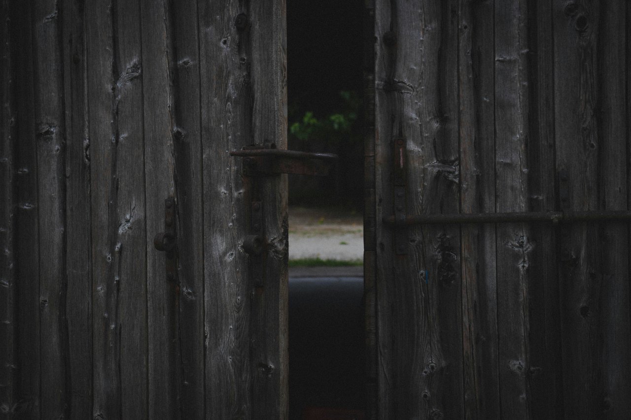 puerta de madera marrón medio abierta