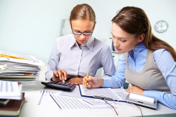https://img.freepik.com/free-photo/businesswomen-reviewing-results_1098-1682.jpg?t=st=1717573913~exp=1717577513~hmac=a6a9de9f6a122daef061128a559f1176d782f2c995bc18848b961933f41fa88b&w=600