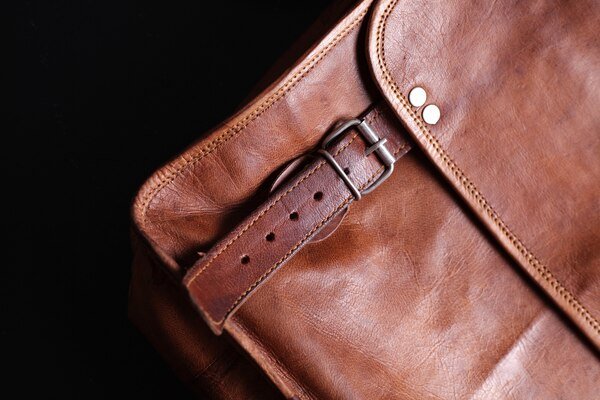 https://img.freepik.com/free-photo/leather-briefcase_181624-15195.jpg?t=st=1725018677~exp=1725022277~hmac=35522584a257978618d1ae60e39182f612304d784a377b64832ff83f0deaeb9a&w=600