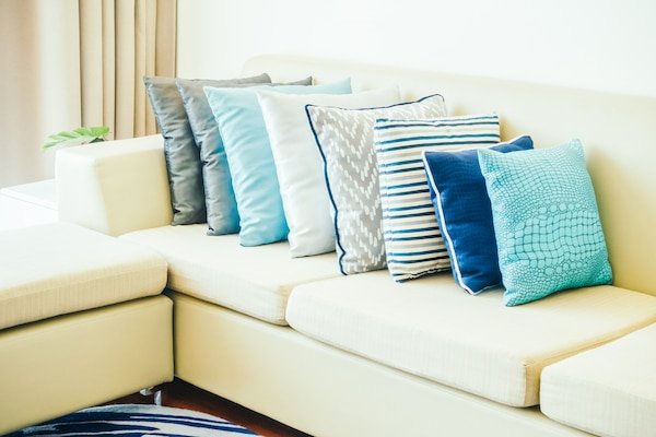 https://img.freepik.com/free-photo/pillow-sofa_74190-445.jpg?w=600&t=st=1698237495~exp=1698238095~hmac=941dd7b9146eb5a6656ab4b3d8db734a8a3e379d478beb72484111715d884a38