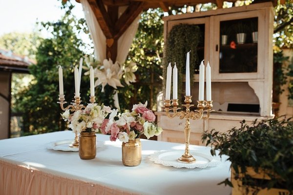 https://img.freepik.com/free-photo/rustic-candlestick-flower-arrangement-table-wedding-reception_637285-5619.jpg?w=600&t=st=1704832108~exp=1704832708~hmac=338bb6557bbf07667ec9349907c11539d06afafb6347908e81a4919dffe40d12