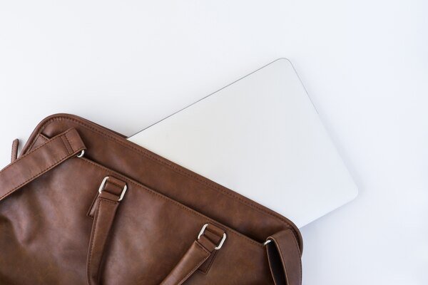 https://img.freepik.com/free-photo/top-view-brown-handbag-with-tablet_1156-21.jpg?t=st=1725018455~exp=1725022055~hmac=3d923afa8e090cafe57734250b03a047cf07ffef639eac36c5e8b9be1e0c0e43&w=600