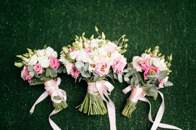 https://img.freepik.com/free-photo/wedding-bouquet-bride-s-hands_1328-2267.jpg