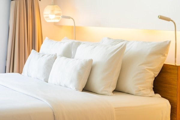 https://img.freepik.com/free-photo/white-pillow-blanket-bed-decoration-interior-bedroom_74190-15991.jpg?w=600&t=st=1706220465~exp=1706221065~hmac=a710bec265d5b4ee78ec87d39df5a05e76f013b270d204bee36d93b8f2622e79