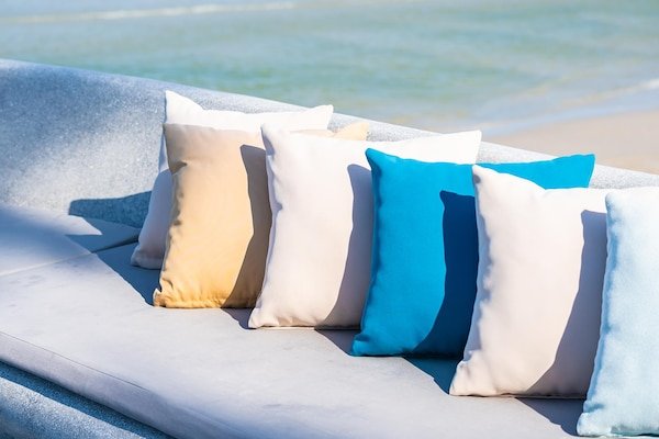 https://img.freepik.com/premium-photo/close-up-multi-colored-umbrellas-bed_1048944-7282419.jpg?w=600
