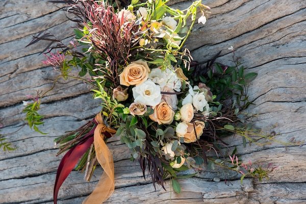 https://img.freepik.com/premium-photo/high-angle-view-flowering-plants-wood_1048944-7625663.jpg?w=600
