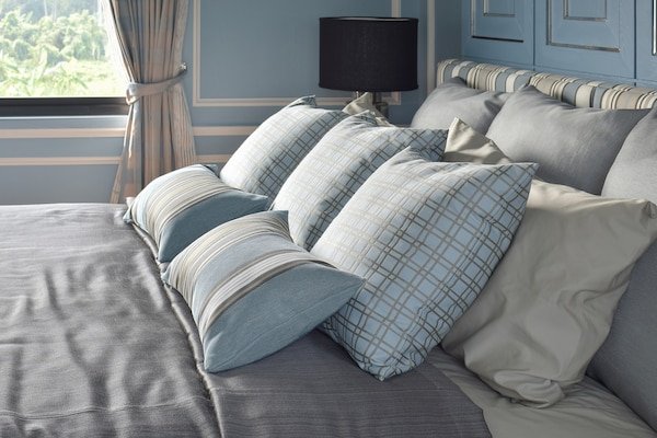 https://img.freepik.com/premium-photo/light-blue-pillows-difference-pattern-with-classic-style-bedding_65102-536.jpg?w=600