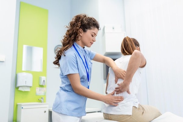 https://img.freepik.com/premium-photo/physiotherapist-doing-healing-treatment-womans-back-back-pain-patient-treatment-medical-doctor-massage-therapistoffice-syndrome_1212-5614.jpg?w=600