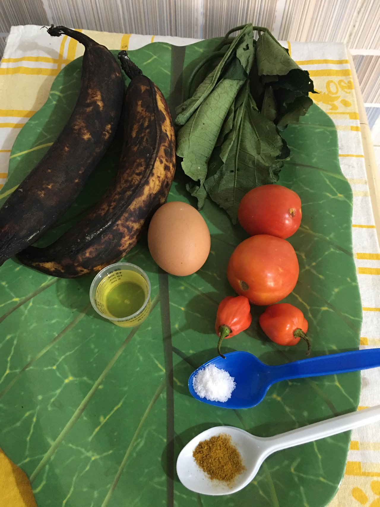 Uova strapazzate e verdure per colazione ingredienti.