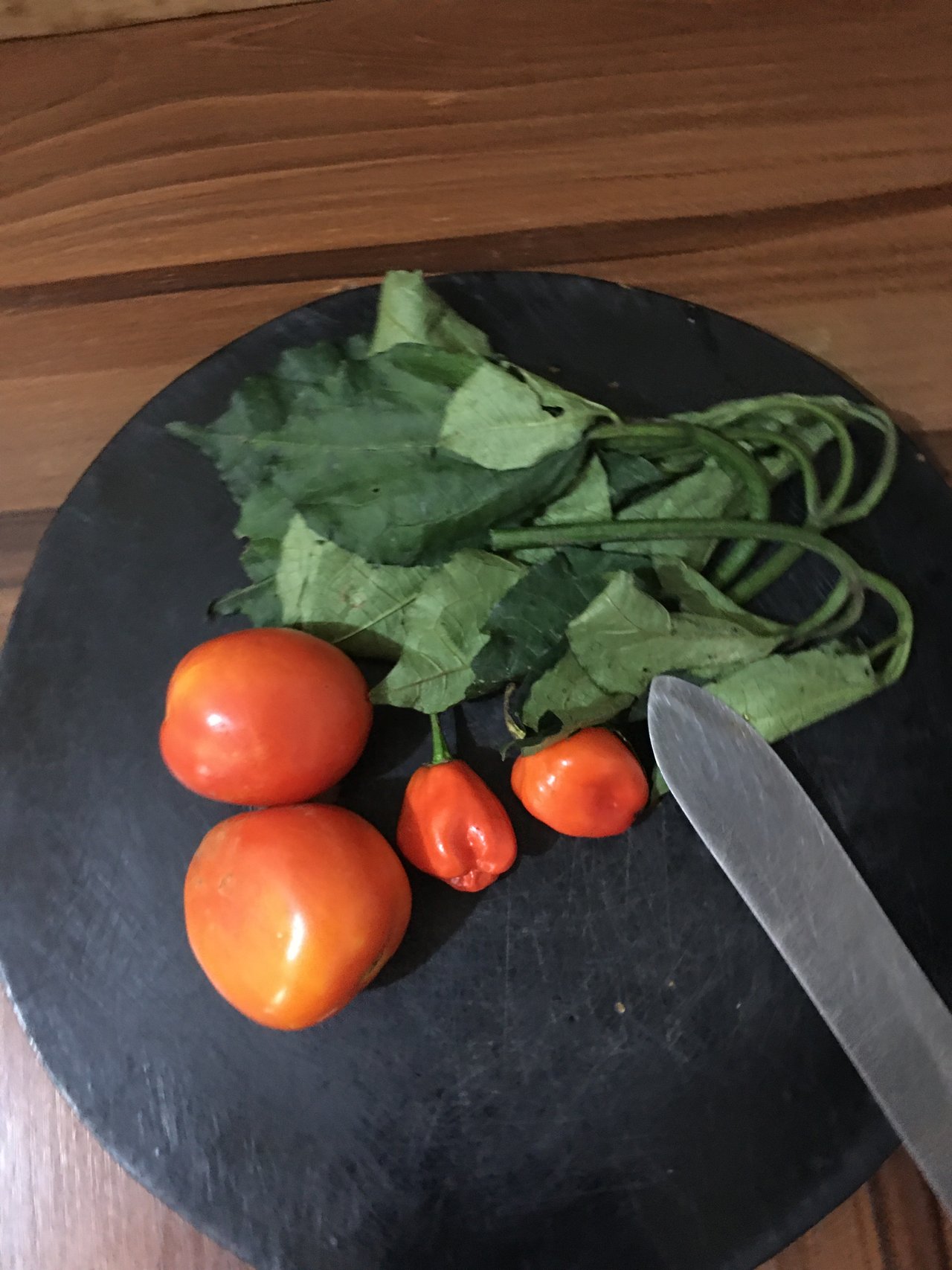 Uova strapazzate e verdure per colazione preparazione