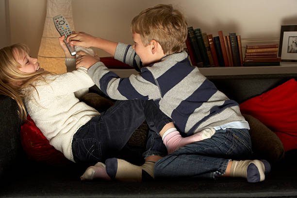 https://img.inleo.io/DQmaD9rPeejUJSoKkKVhALqRTSgnMa1Rx1Zriytxpi1KvYj/brother-and-sister-fighting-over-remote-control1.jpg