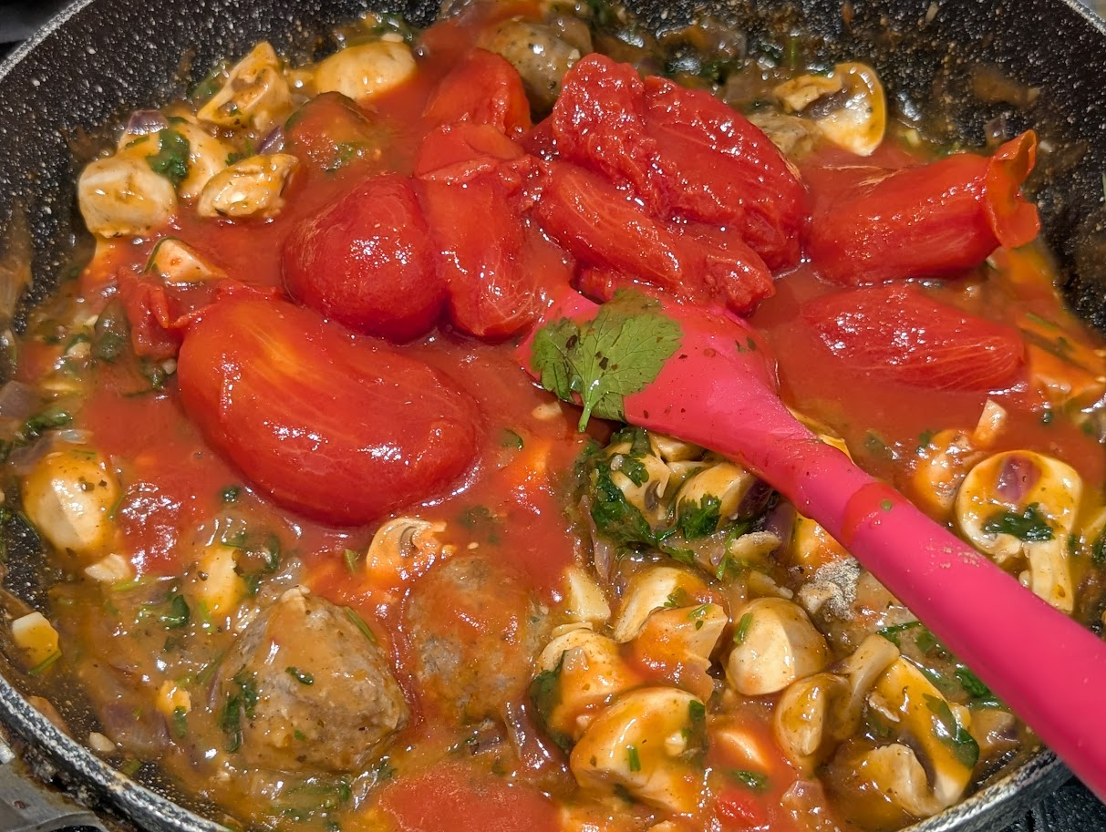Polpette e spaghetti succulenti preparazione pomodori