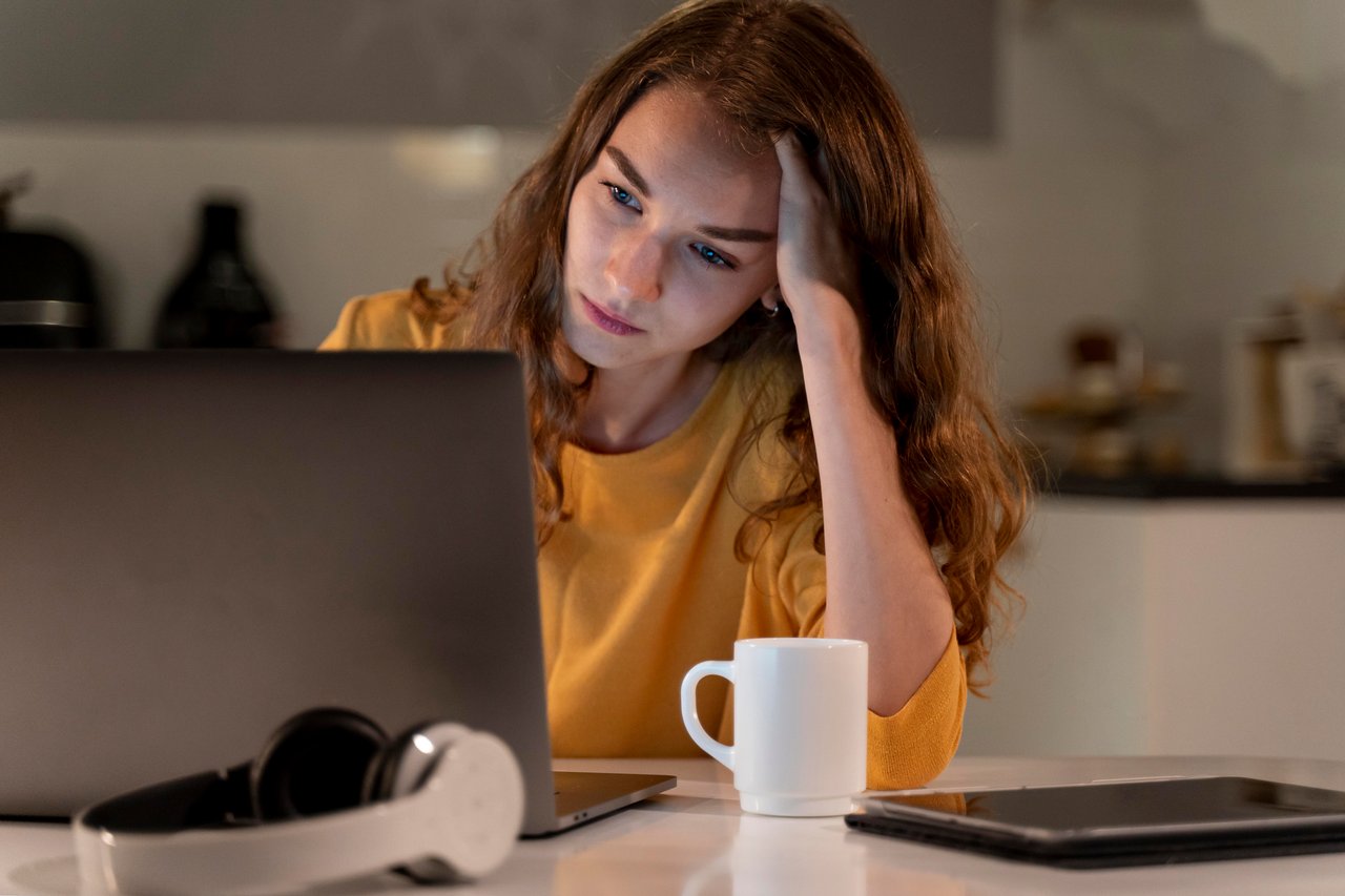 https://img.leopedia.io/DQmWk8nMa69GbbxiQGZWEKFYcSf67dEN29Jd6ecmAMPRwNf/close-up-person-working-home-night.jpg