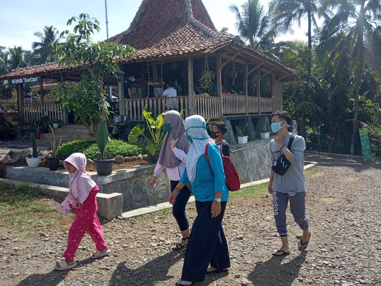 https://img.travelfeed.io/wongbraling%2F20200727T105313673Z-sabin8.jpg