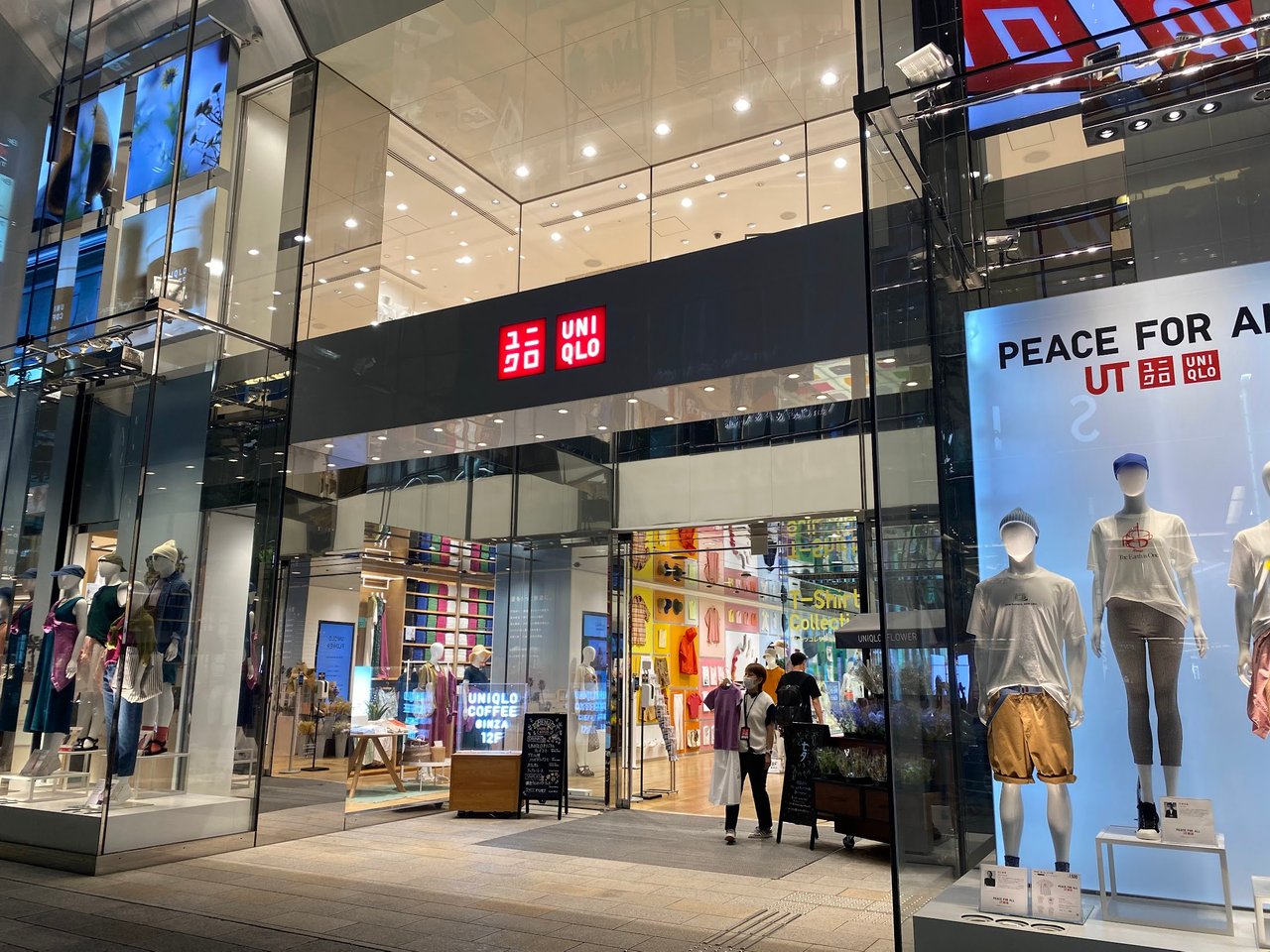 UNIQLO flagship shop UNIQLO TOKYO has opened up in the classy town of  Ginza