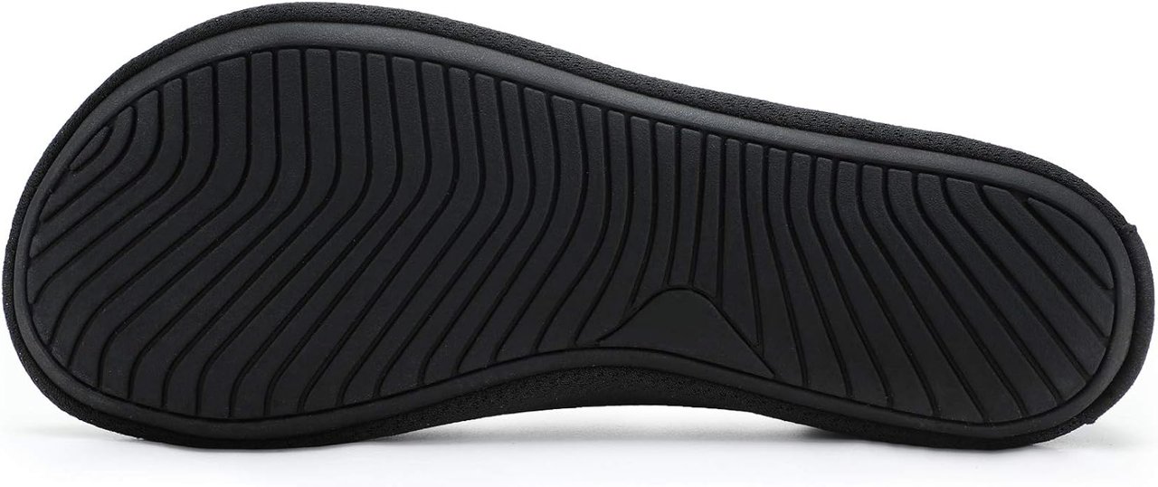 2 Water shoes suitable for men and women designed for various activities such as beach outings, swimming, yoga, and drying quickly.