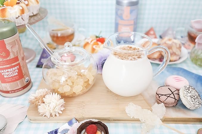1 Sugar and creamer set made of durable borosilicate glass - Set for serving tea or coffee, includes cream pitcher, sugar bowl with lid and spoon - Suitable for serving 3-4 people.