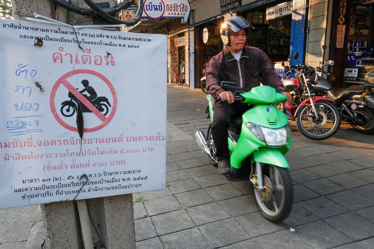 https://media.urbanistnetwork.com/saigoneer/article-images/2019/july/29/motorbikes-on-sidewalk-bangkok_SGNRb.jpg