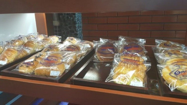 menyajikan-aneka-kue.jpg