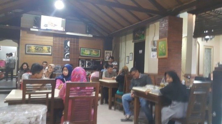 menyajikan-aneka-kue (2).jpg