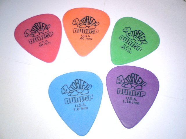 https://steemitimages.com/640x0/https://cdn.steemitimages.com/DQmX5LbsHgHtKqDsFK5cVUJxkFUvXQxEAsnyZzh1E1DMveK/Various_Dunlop_Tortex_picks.jpg